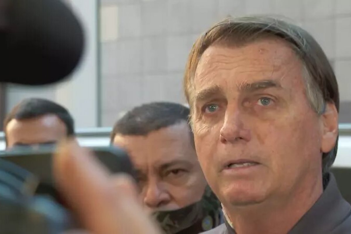 Bolsonaro chega a Brasília e sinaliza que pode vetar fundo eleitoral
