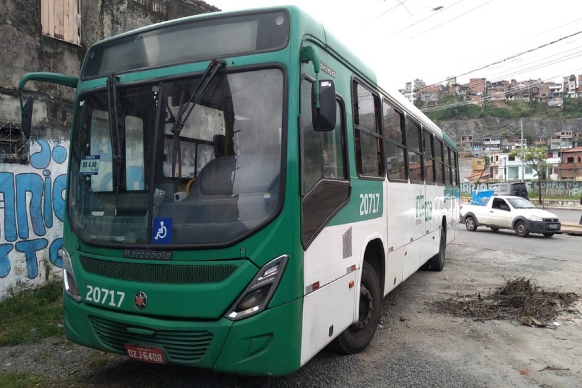 Homem armado assalta ônibus na Av. San Martin, em Salvador