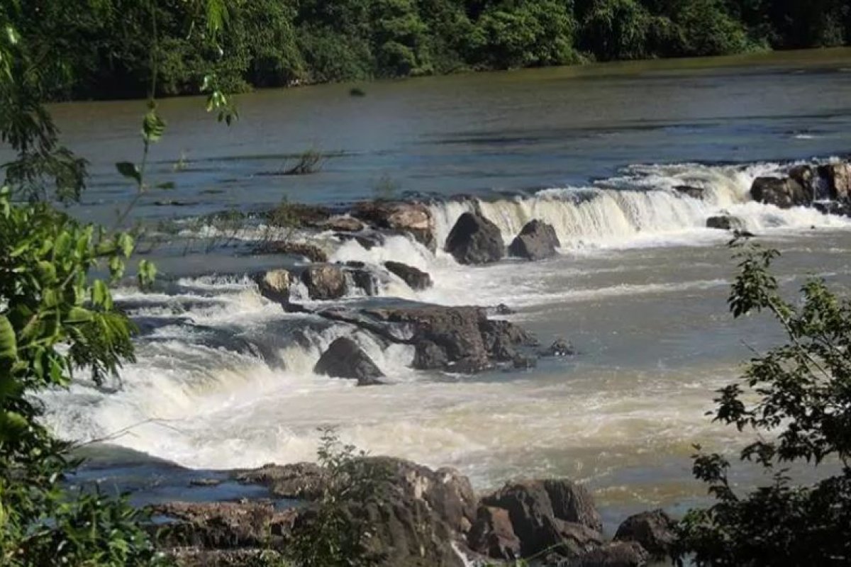 Embarcação com nove familiares vira e seis pessoas estão desaparecidas, no Paraná