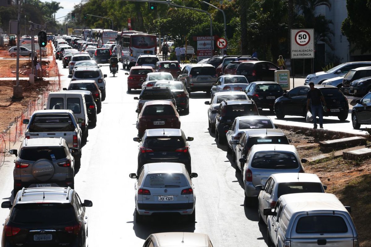 Donos de veículos com placas finais 9 e 0 têm até o dia 30 para pagar cota única do IPVA com desconto