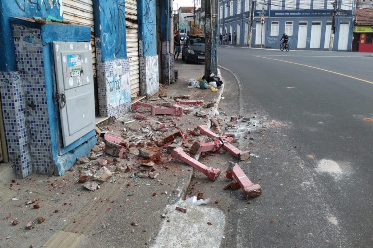 Estrutura de casarão desaba no Largo da Soledade, em Salvador