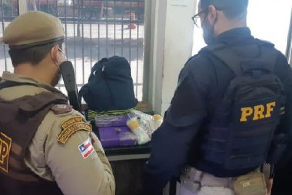 Adolescente de 17 anos é flagrado com cocaína e maconha em ônibus, em Barreiras