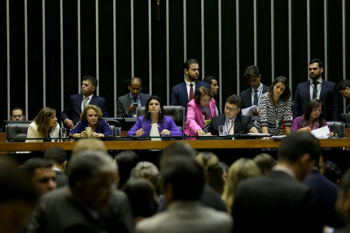 Reforma política prevê apenas 15% das vagas do legislativo para as mulheres