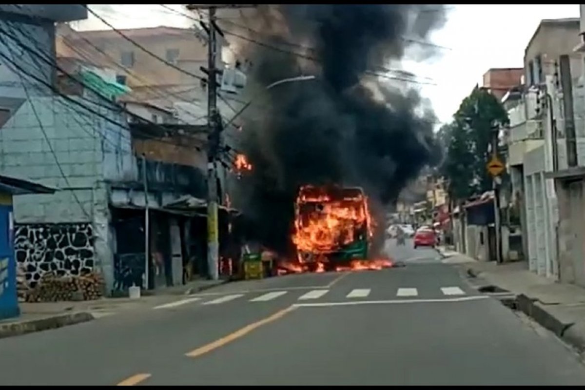 Ônibus é incendiado no bairro de Pero Vaz, em Salvador