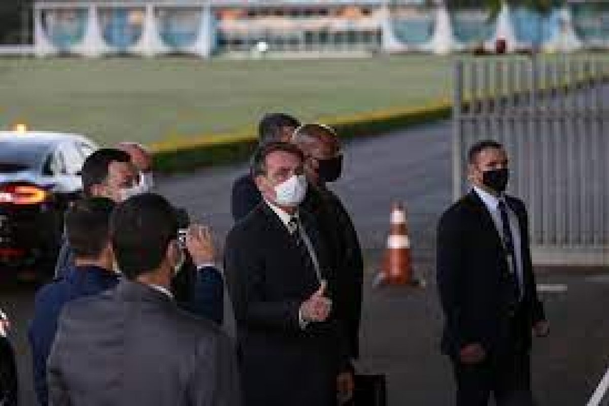 “Mesmas pessoas que tiraram Lula da cadeia vão contar os votos”, diz Bolsonaro sobre presidente do TSE