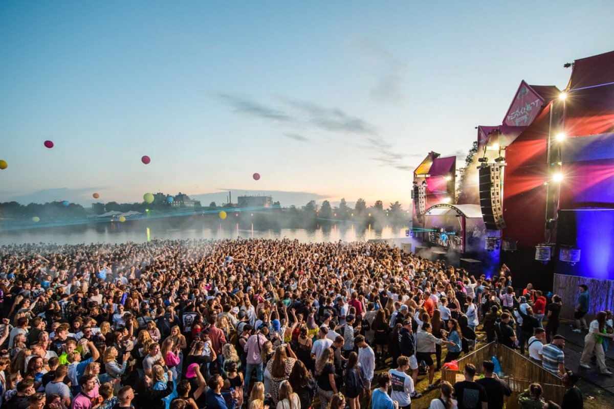 Quase mil são infectados por Covid-19 em festival de música na Holanda