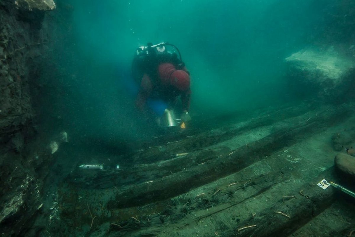 Egito encontra navio militar e covas gregas em cidade submersa