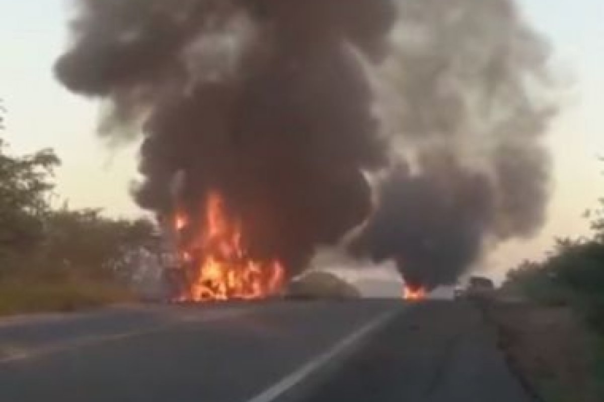 Caminhão com repolho e cenoura pega fogo em Riachão do Jacuípe