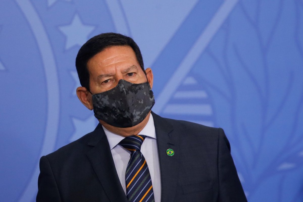 Valor de R$5,7 bilhões é "exagerado", diz Mourão sobre fundo eleitoral