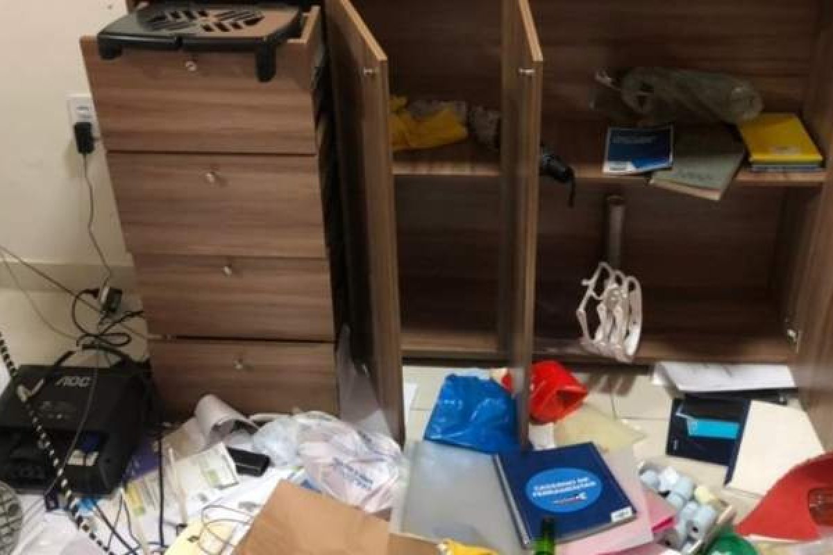 Vídeo: Homem arromba restaurante no Pelourinho e leva TV