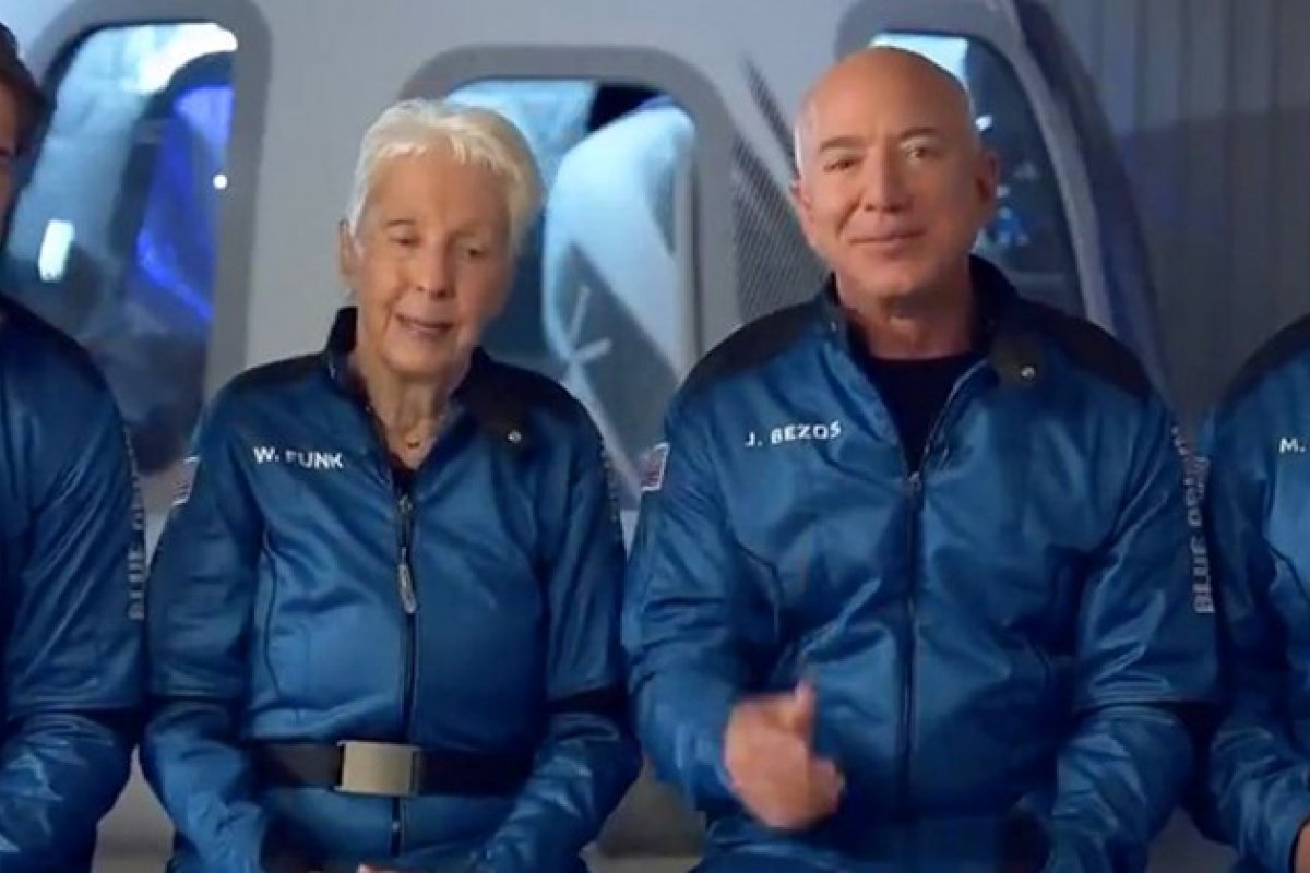 Fundador da Amazon afirma que bilionários não estão 'passeando' no espaço