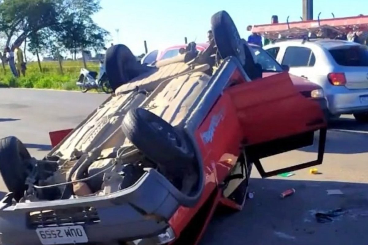Motorista morre e duas pessoas ficam feridas após acidente em Eunápolis, no sul da Bahia