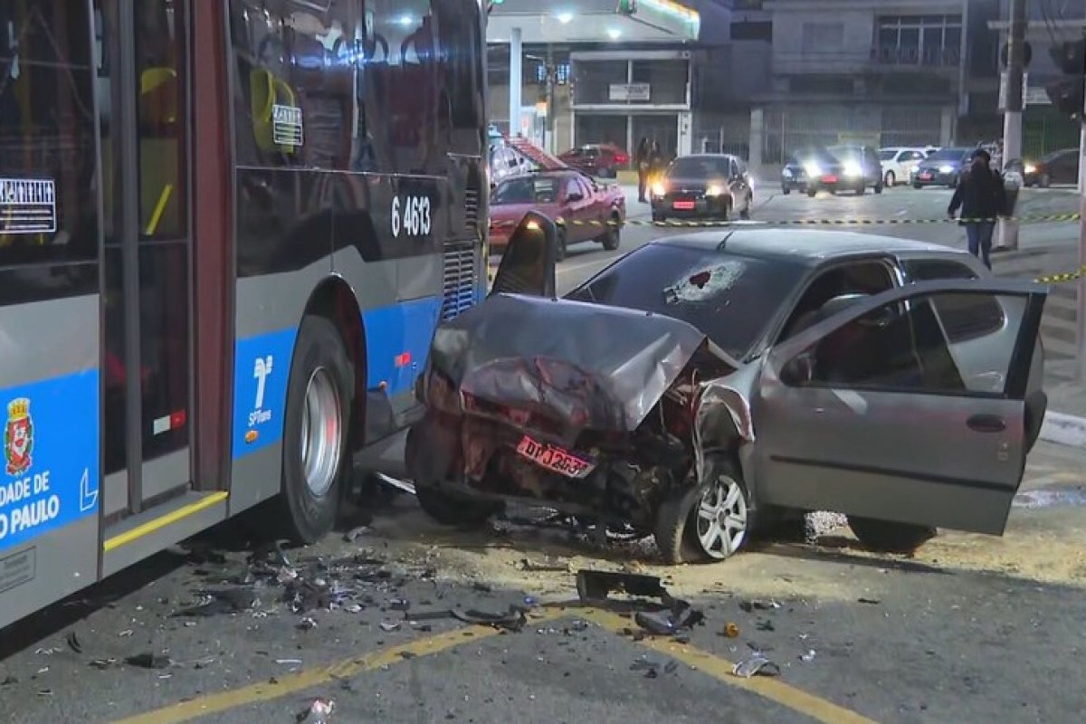 Acidente entre carro e ônibus deixa uma pessoa morta na Zona Sul de São Paulo