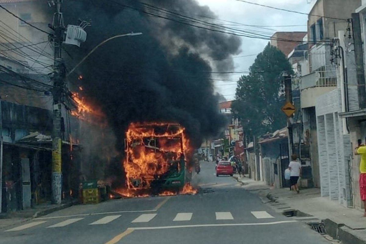 Ônibus voltam a circular no bairro do IAPI após incêndio criminoso em Salvador