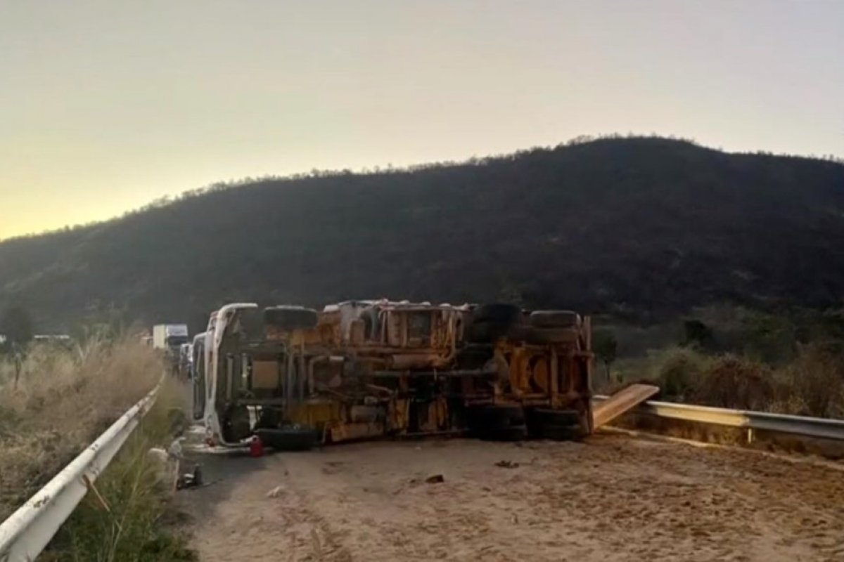 Duas pessoas ficam feridas após carreta tombar em rodovia no oeste da Bahia