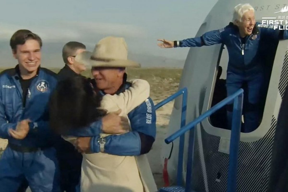 Homem mais rico do mundo realiza voo ao espaço e retorna à Terra em 10 minutos