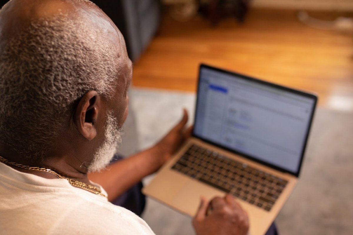 Aposentados e pensionistas têm até esta terça-feira (20) para regularizar a prova de vida digital