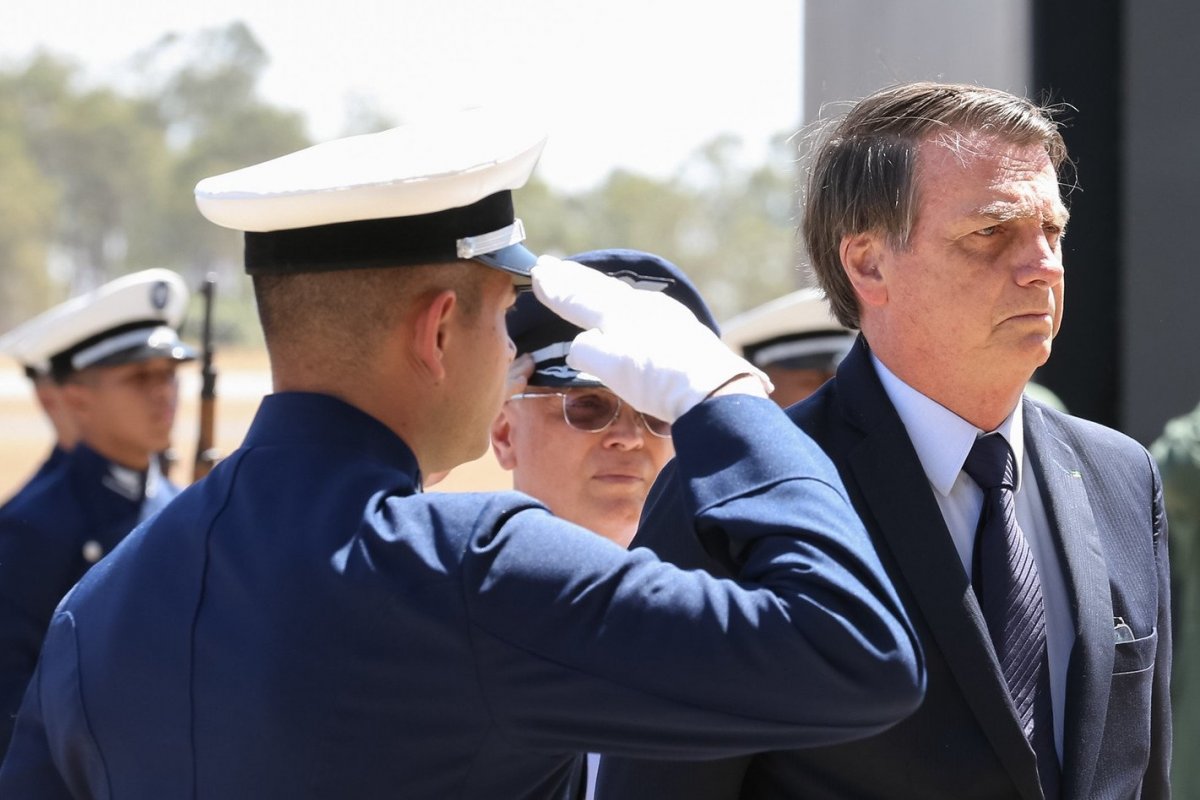  Bolsonaro, Mourão e Braga Netto participam de cerimônia militar em comemoração a Santos Dumont