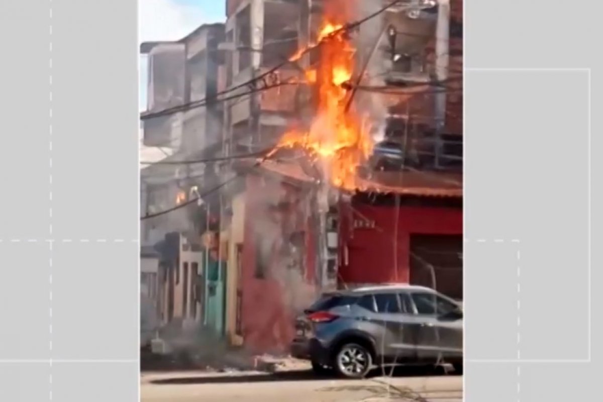 Fiação pega fogo em poste no bairro da Boca do Rio, em Salvador