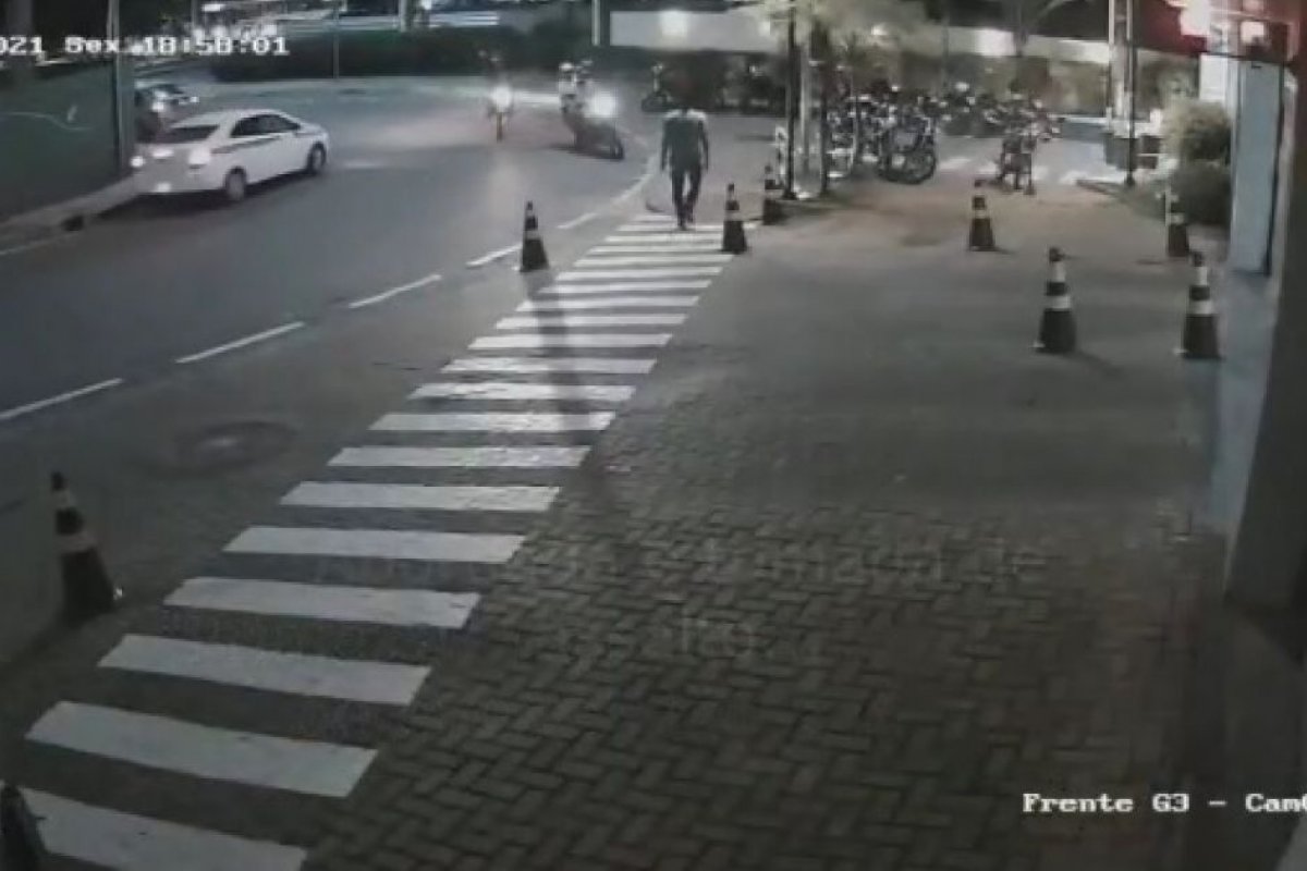 Criminosos em motos roubam pedestres no Caminho das Árvores