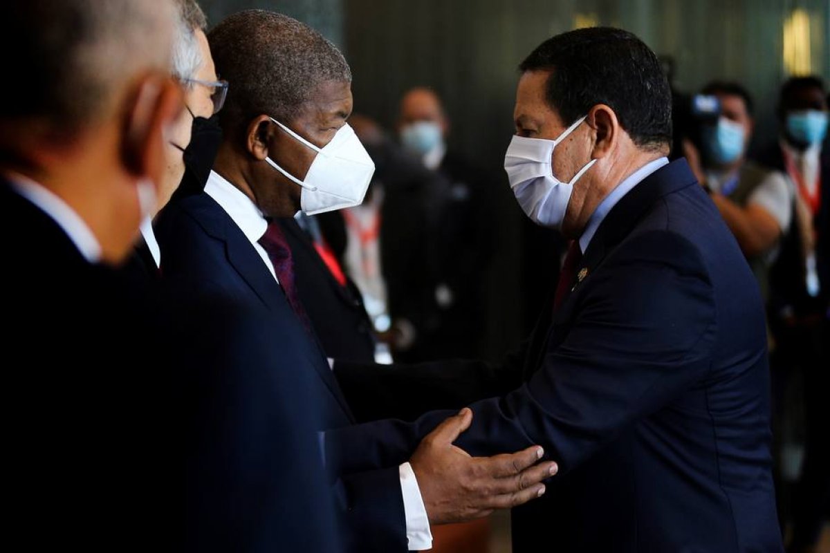 Mourão é escalado por Bolsonaro para conter crise da Igreja Universal em Angola