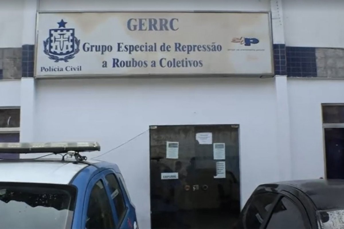 Homem assalta ônibus, invade restaurante e faz funcionários de reféns