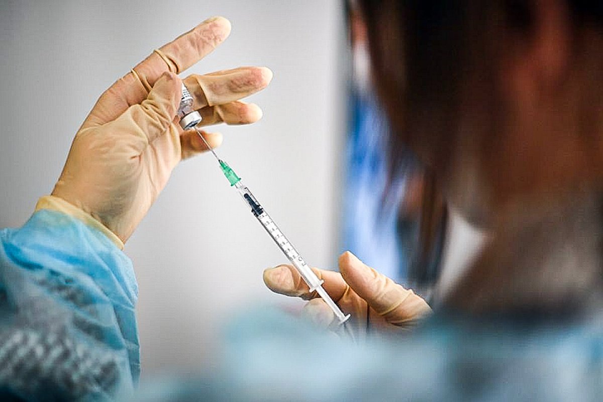 Mantido intervalo de três meses entre doses da AstraZeneca e Pfizer