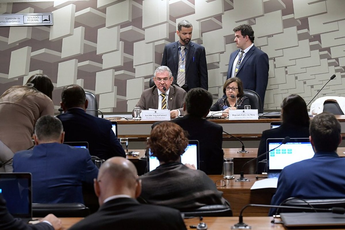 "Estaremos juntos atuando em várias frentes", diz da relatoria CPMI em resposta a Renan Calheiros