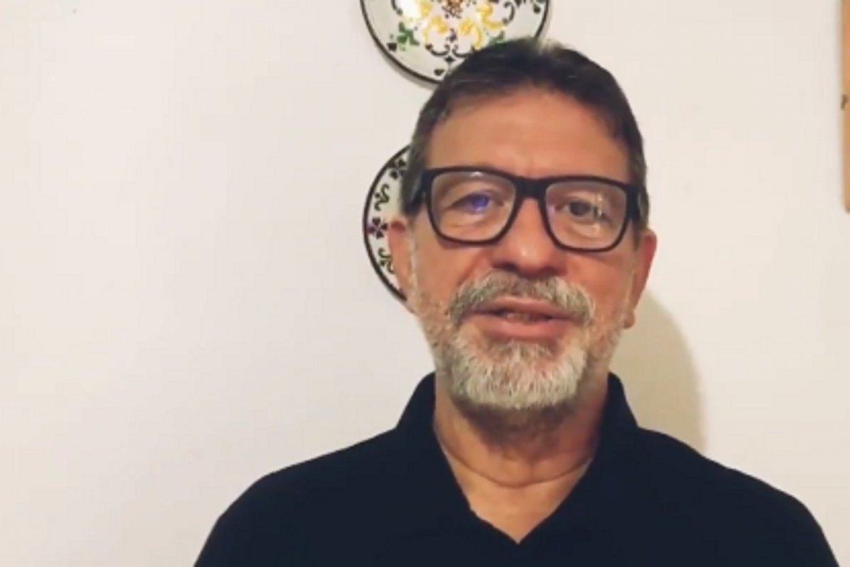 "Estou de volta", comemora Afonso Florence após ficar afastado do Congresso Nacional