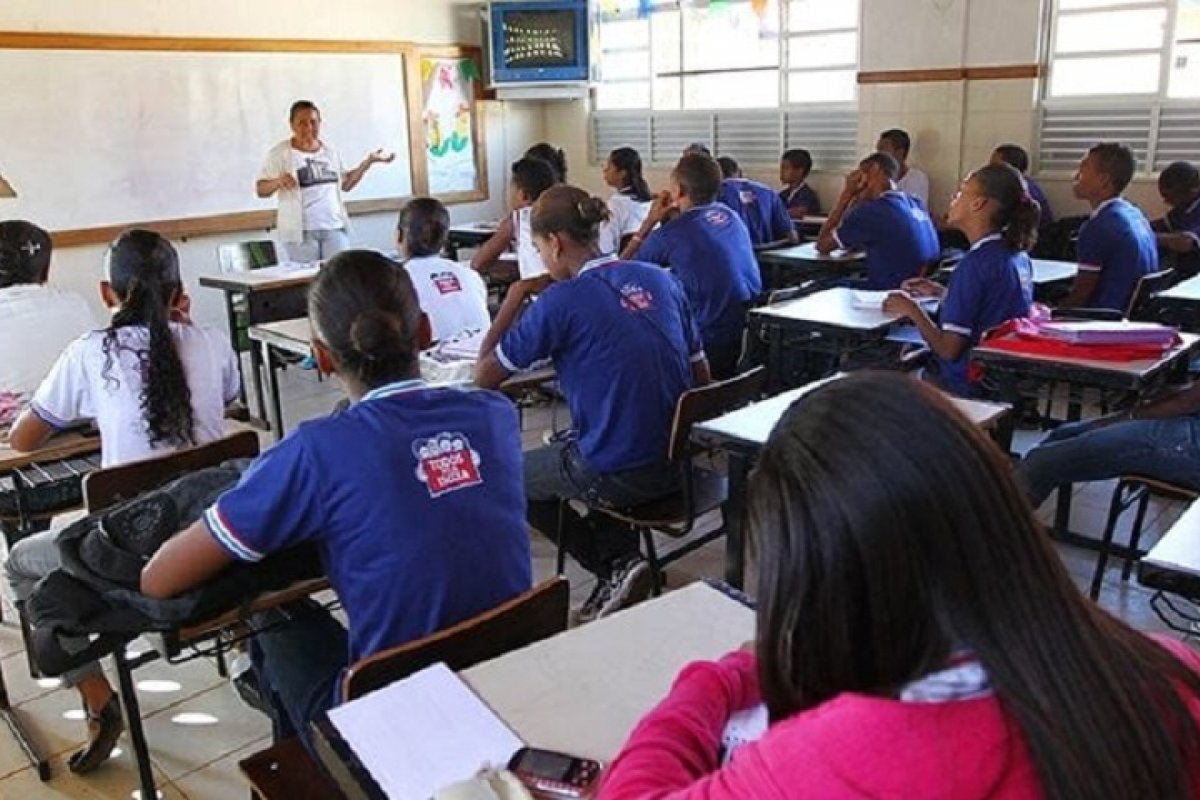 "Ninguém é obrigado a seguir carreira de professor", diz Rui Costa sobre volta às aulas