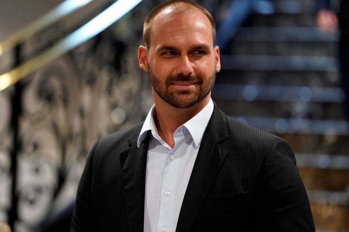 Facebook libera acesso de Eduardo Bolsonaro