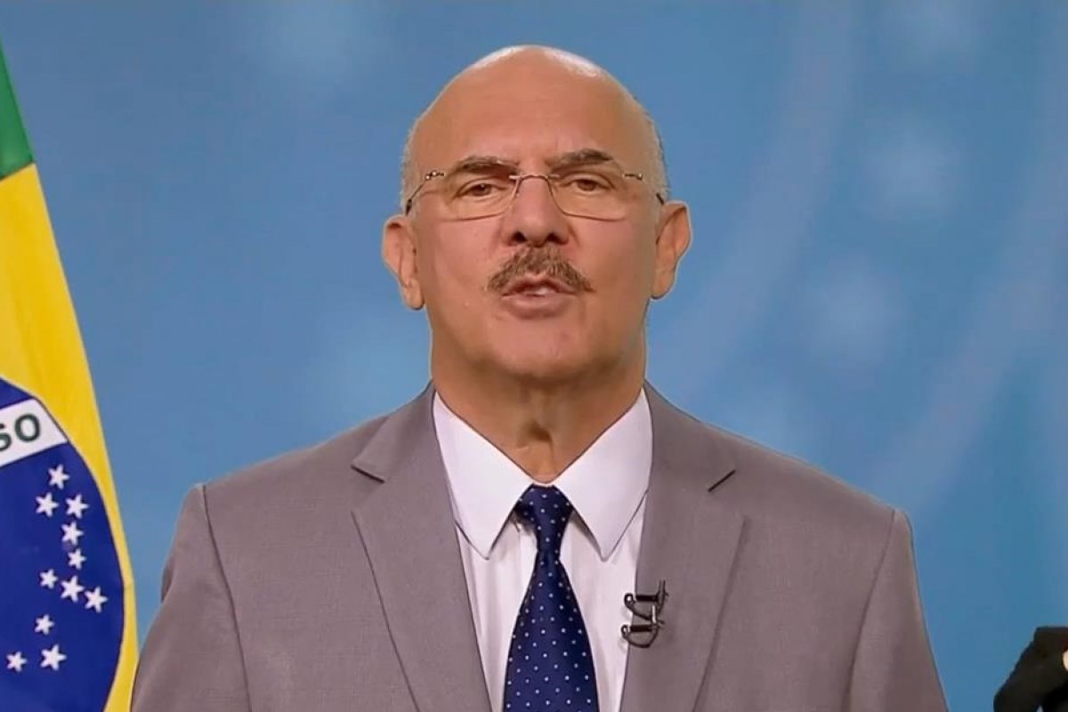 Ministro da Educação defende que retorno às aulas é "necessidade urgente"