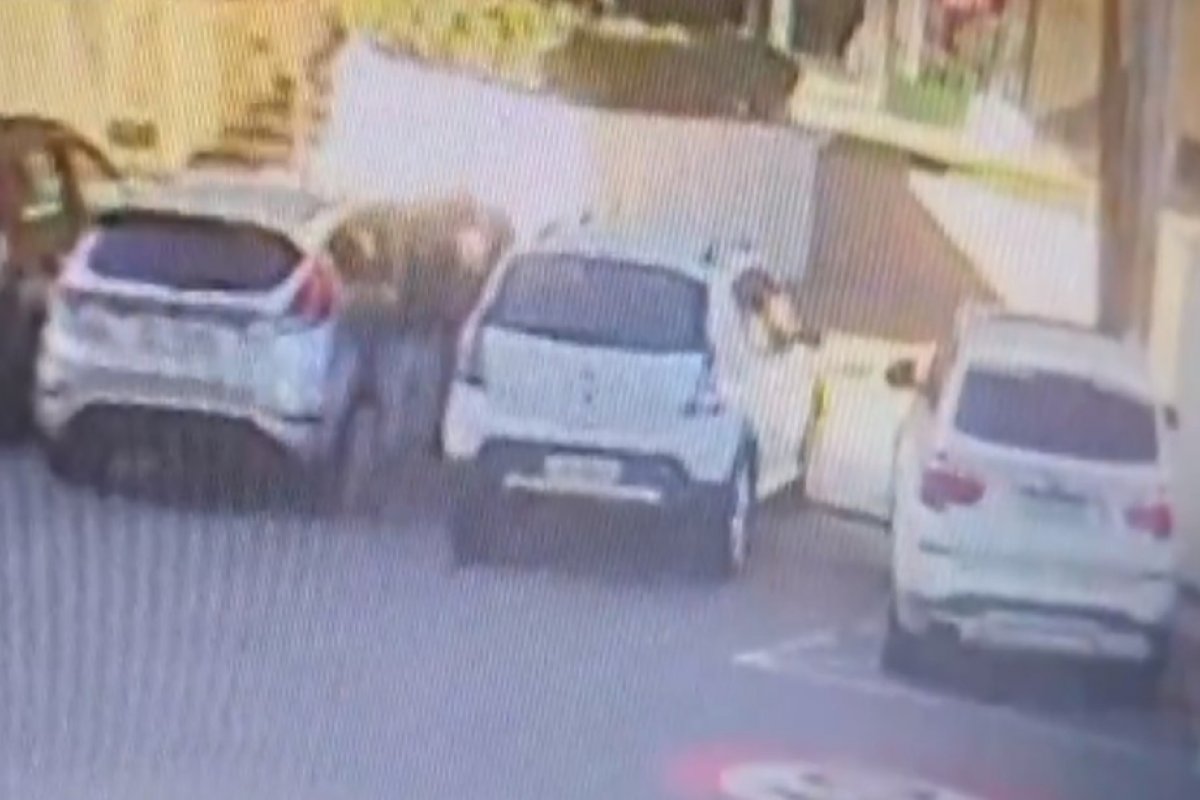Câmeras flagram roubo de carro em estacionamento no bairro da Pituba, em Salvador