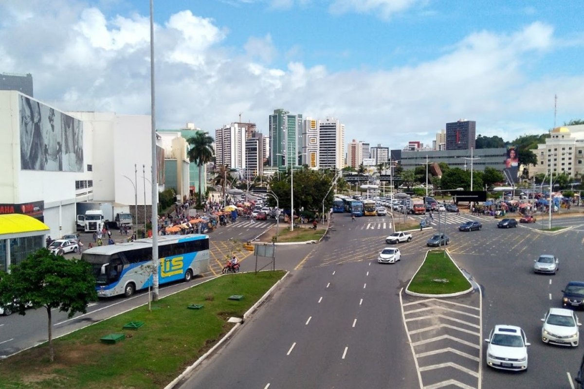 Batida entre carros na Avenida ACM deixa dois homens feridos