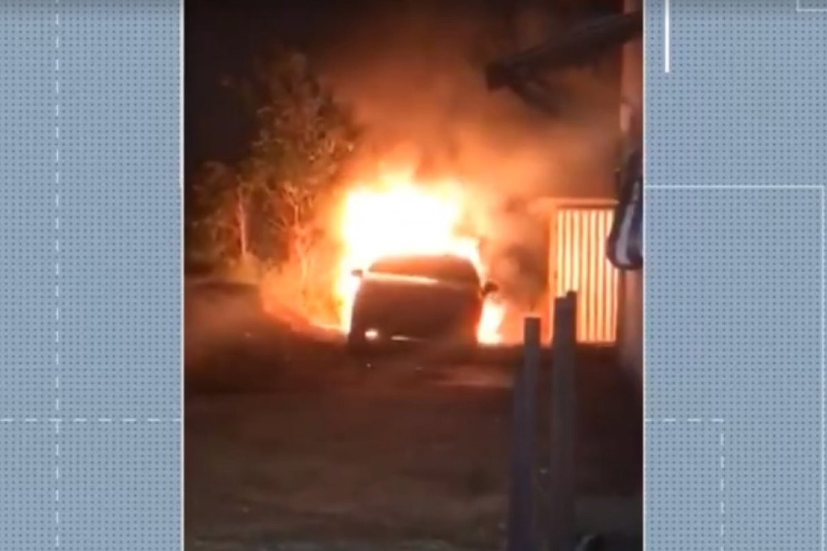 Carro em Salvador é atingido por incêndio no bairro de Cajazeiras 11