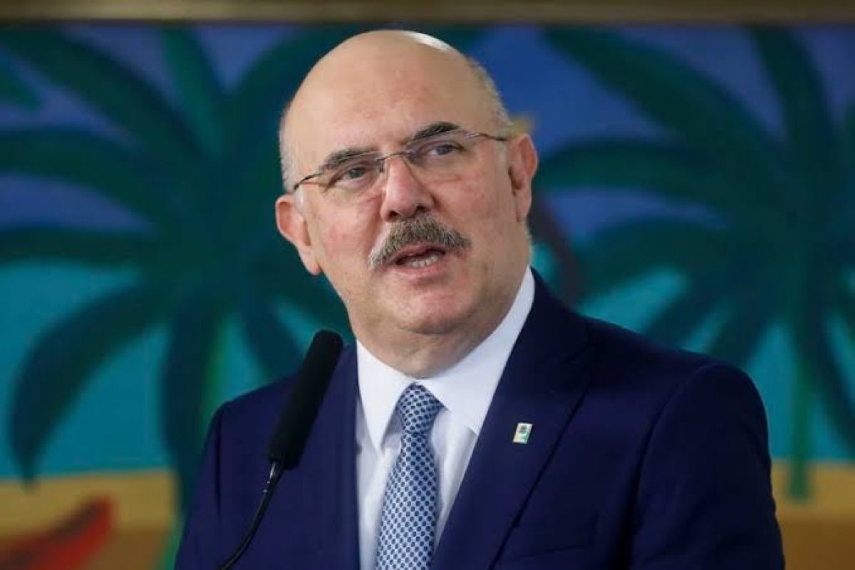 Ministro da Educação rebate críticas após anúncio de retorno às aulas