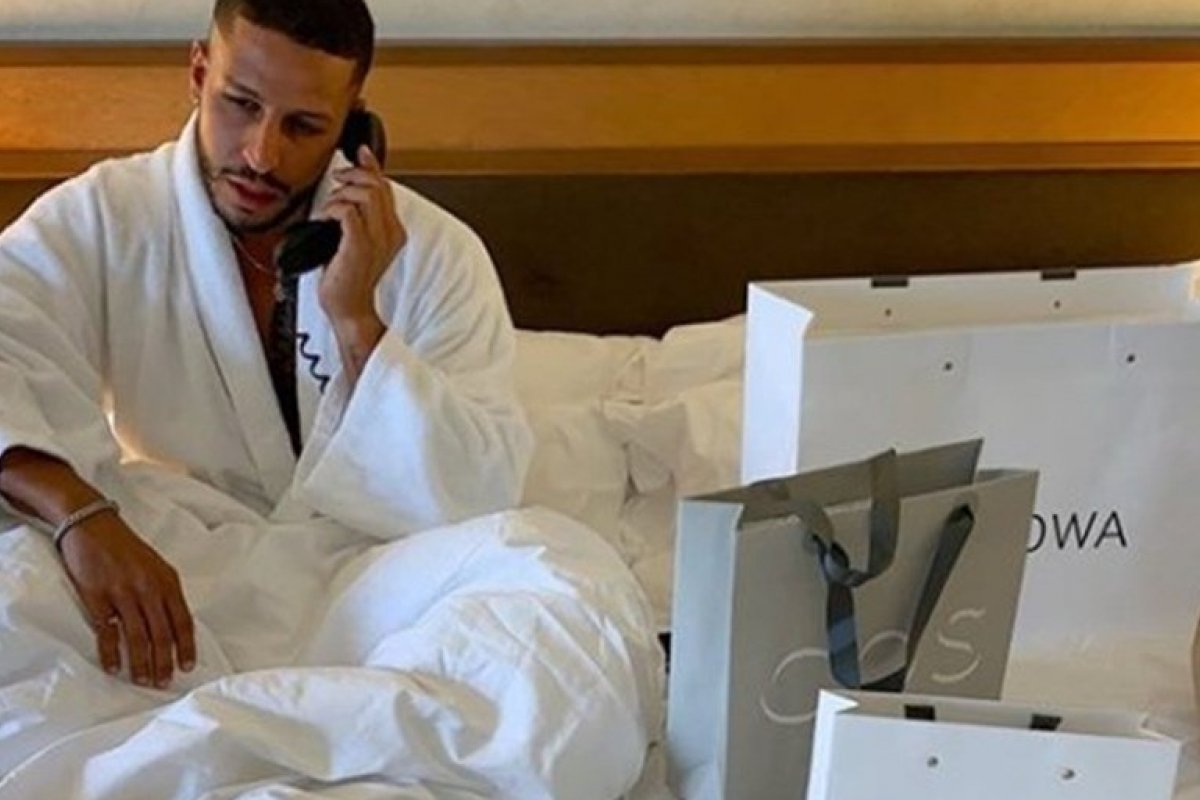 Anitta hospeda fã em sua residência