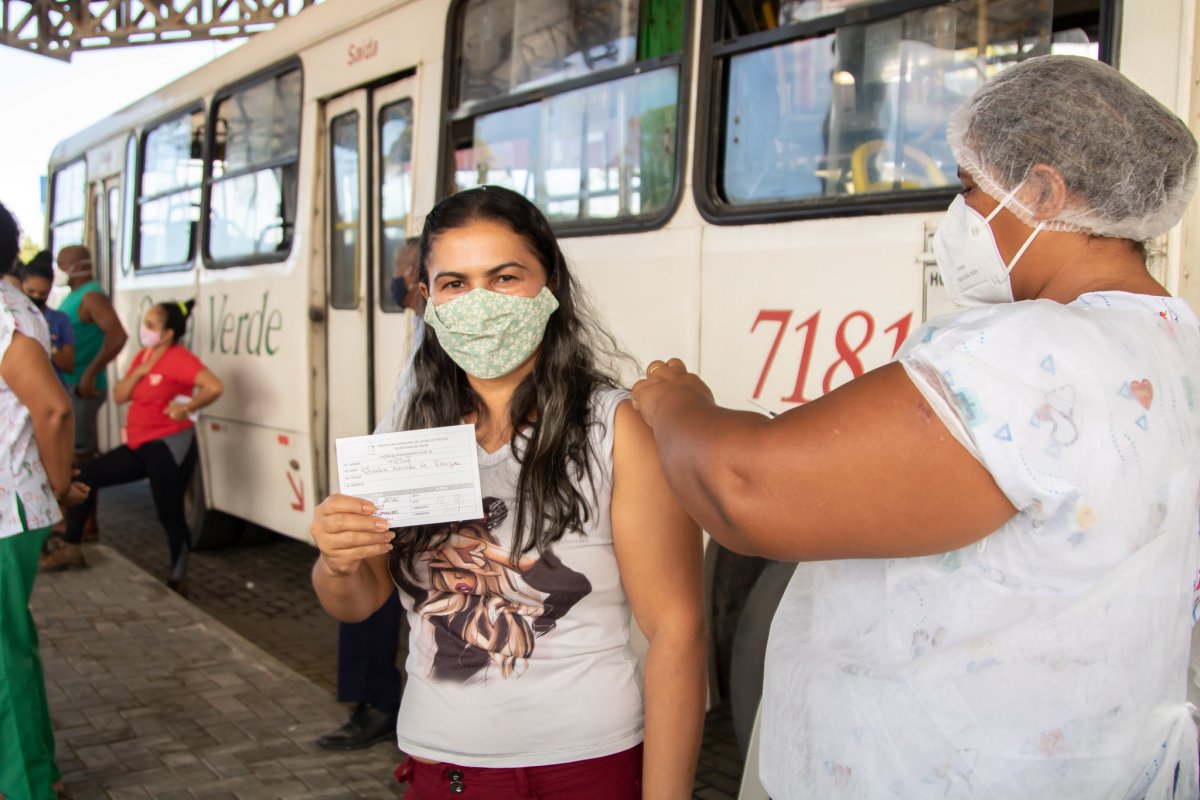 Vacinação da Covid-19 alcança público de 38 anos em Lauro de Freitas