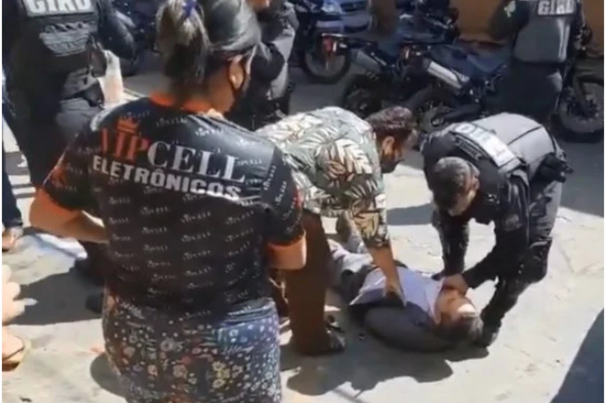 Vídeo: Advogado é agredido por policiais após defender homem em situação de rua