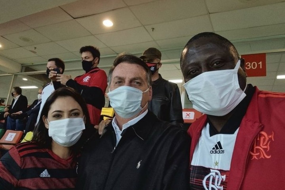 Com esposa e amigos, Bolsonaro acompanhou jogo do Flamengo no Mané Garrincha