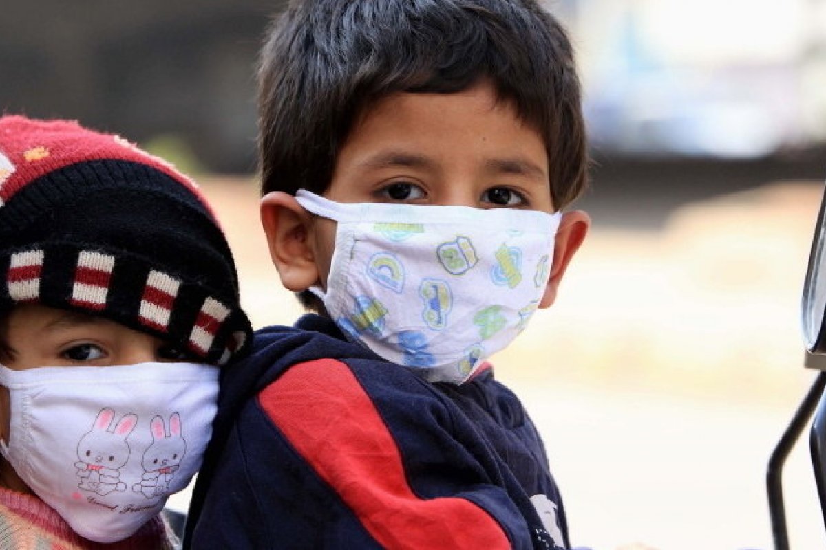 Cerca de 1,1 milhão de crianças perderam um dos pais ou avós para a covid-19