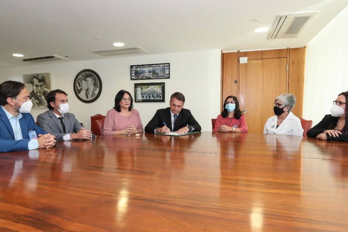 Bolsonaro assina propostas de projeto de lei em favor da família