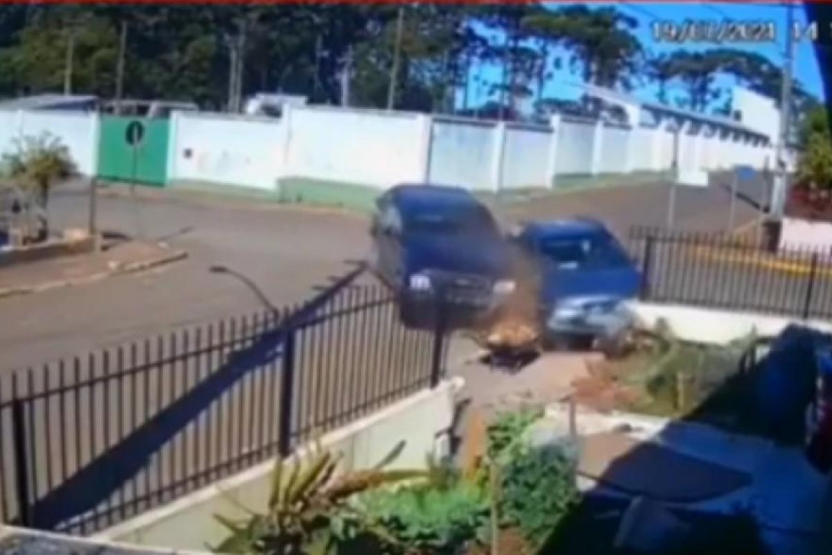 Vídeo: Muro de casa é atingido 2 vezes em intervalo de 4 dias após acidentes em SC