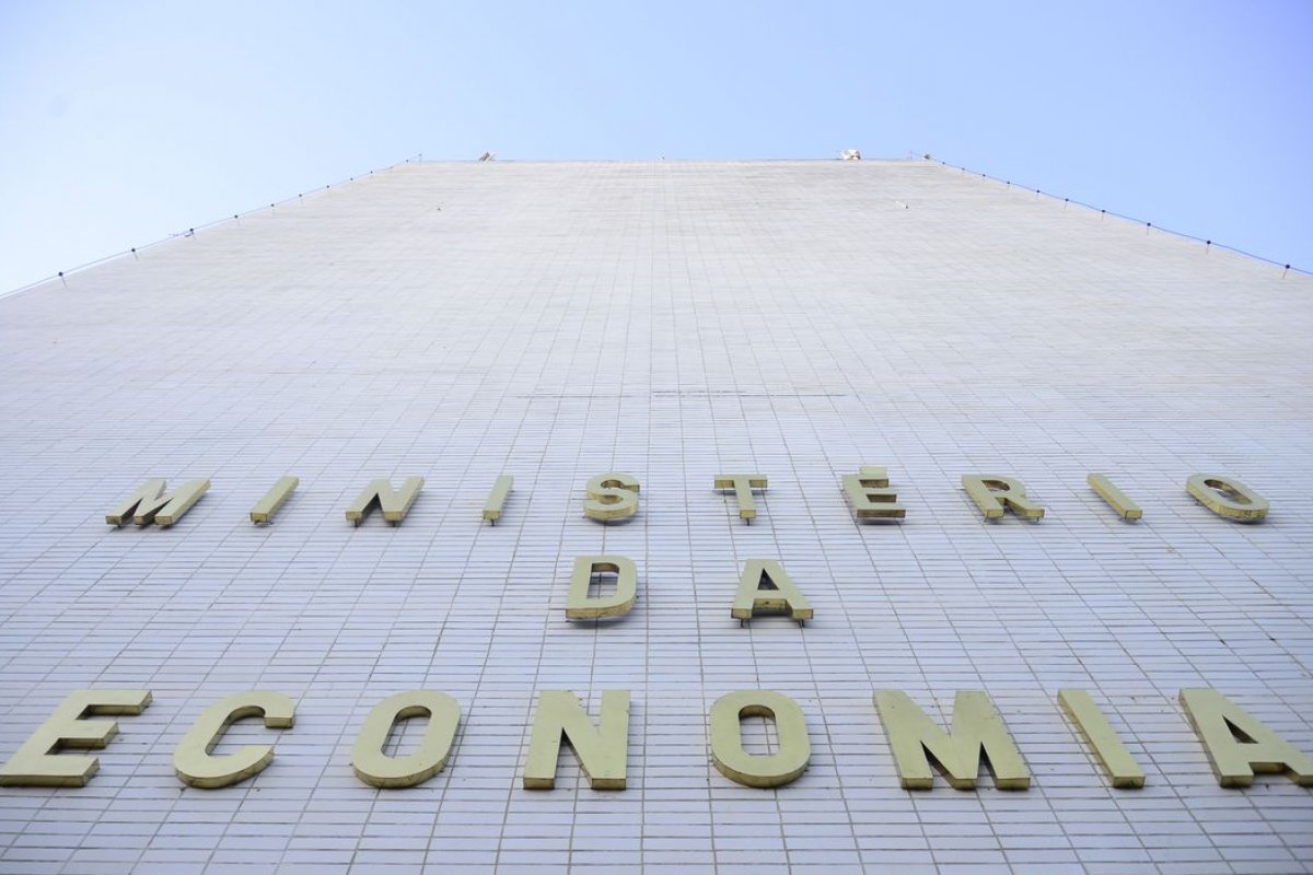 União economiza R$ 20 bilhões ao enxugar quadro de servidores 
