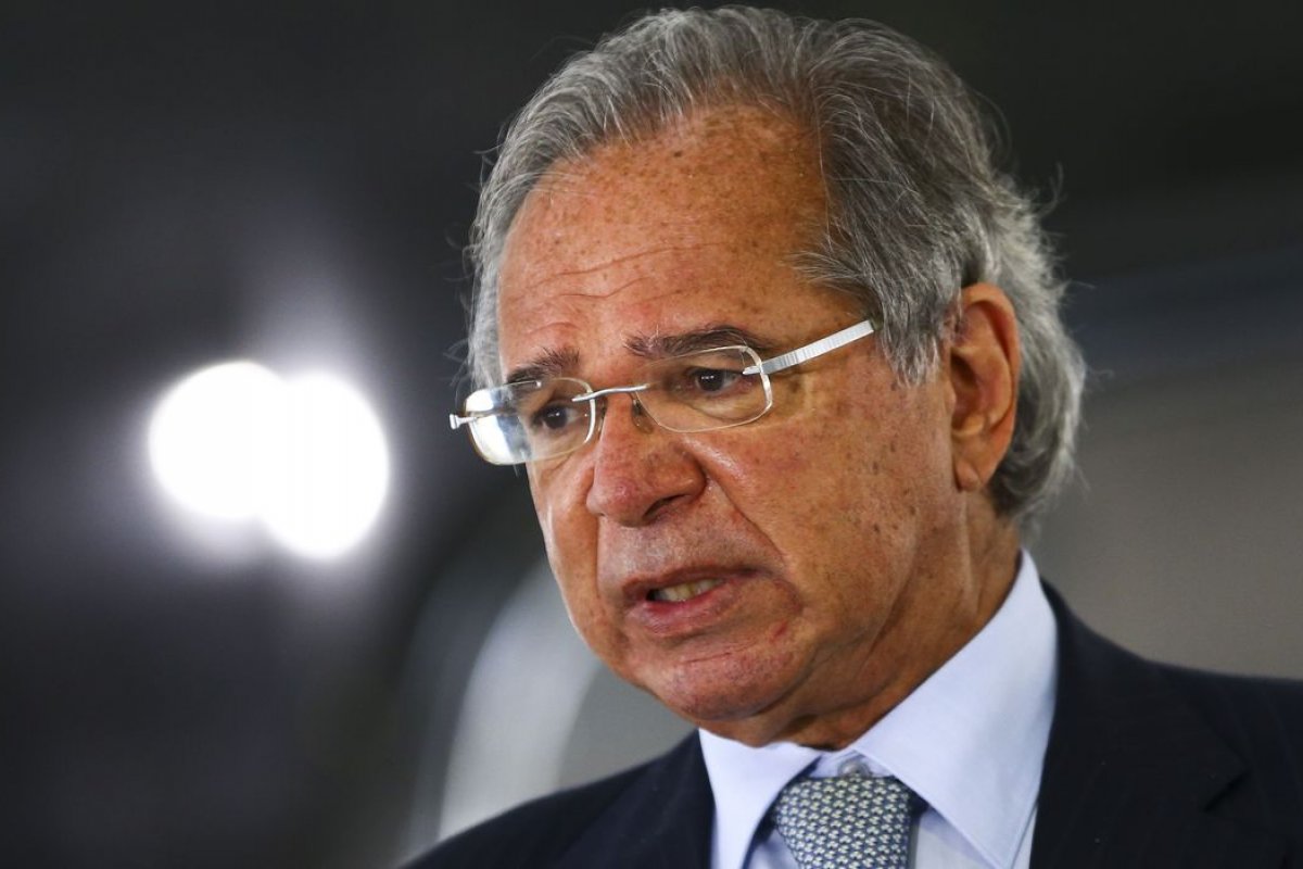 Guedes defende Bolsonaro: "não cedeu o coração da política por pressão"