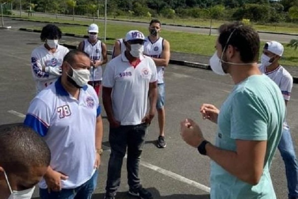 Organizada do Bahia se reúne com diretoria e faz cobranças