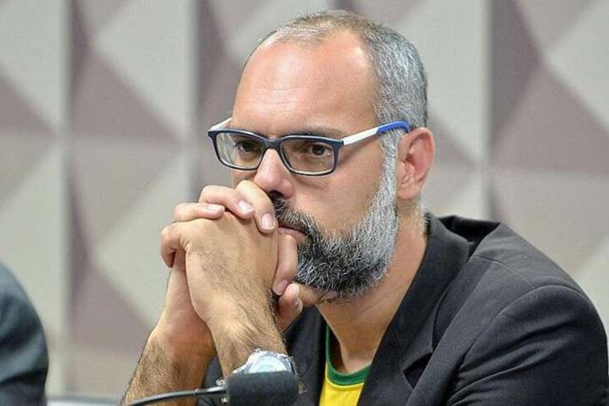 Justiça decide pelo retorno do canal de Allan dos Santos no YouTube