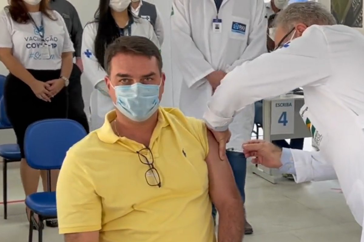 Vídeo: Flávio Bolsonaro é vacinado contra a Covid-19 pelo ministro da Saúde