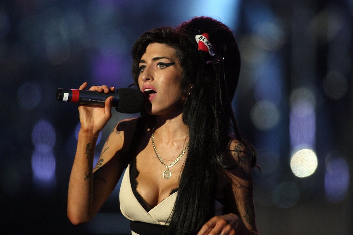 Narrado pela mãe de Amy Winehouse, documentário conta história da cantora inglesa