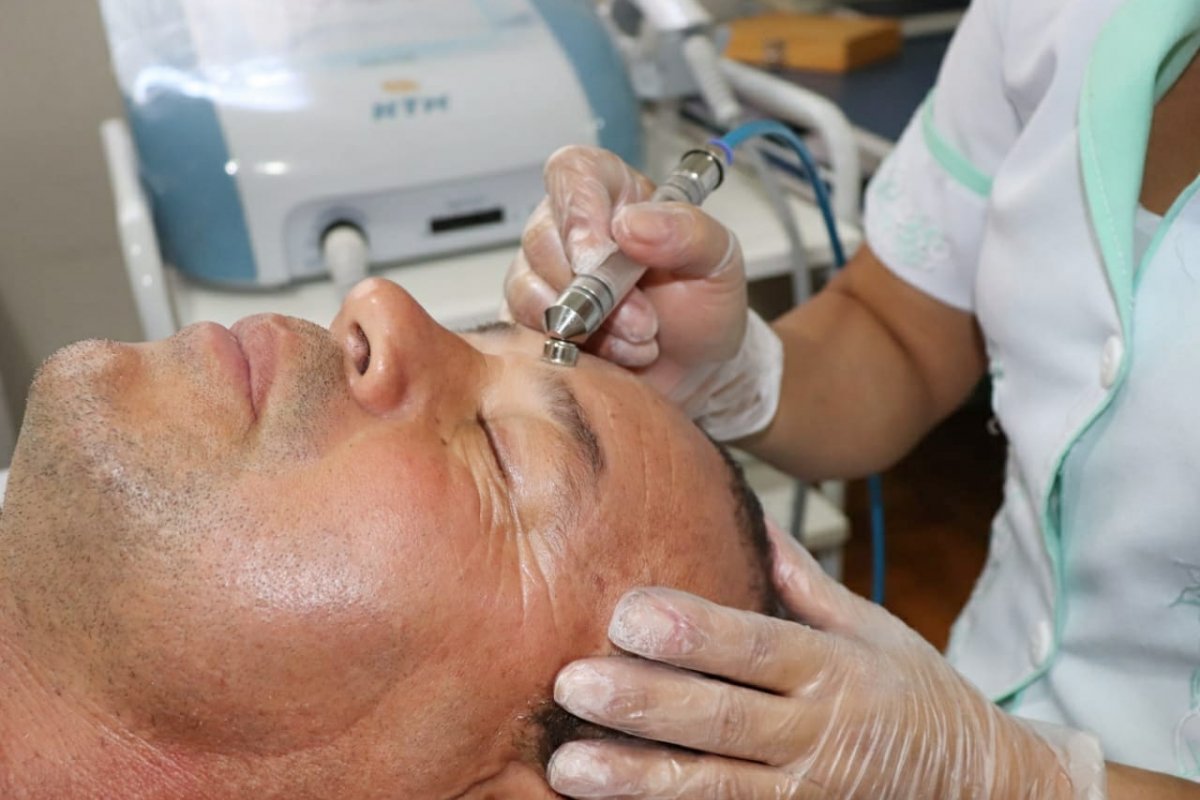 Esteticista usa composto da cerveja para causar rejuvenescimento facial